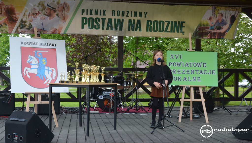 Piknik rodzinny - Zdjęcie dziecka na scenie
