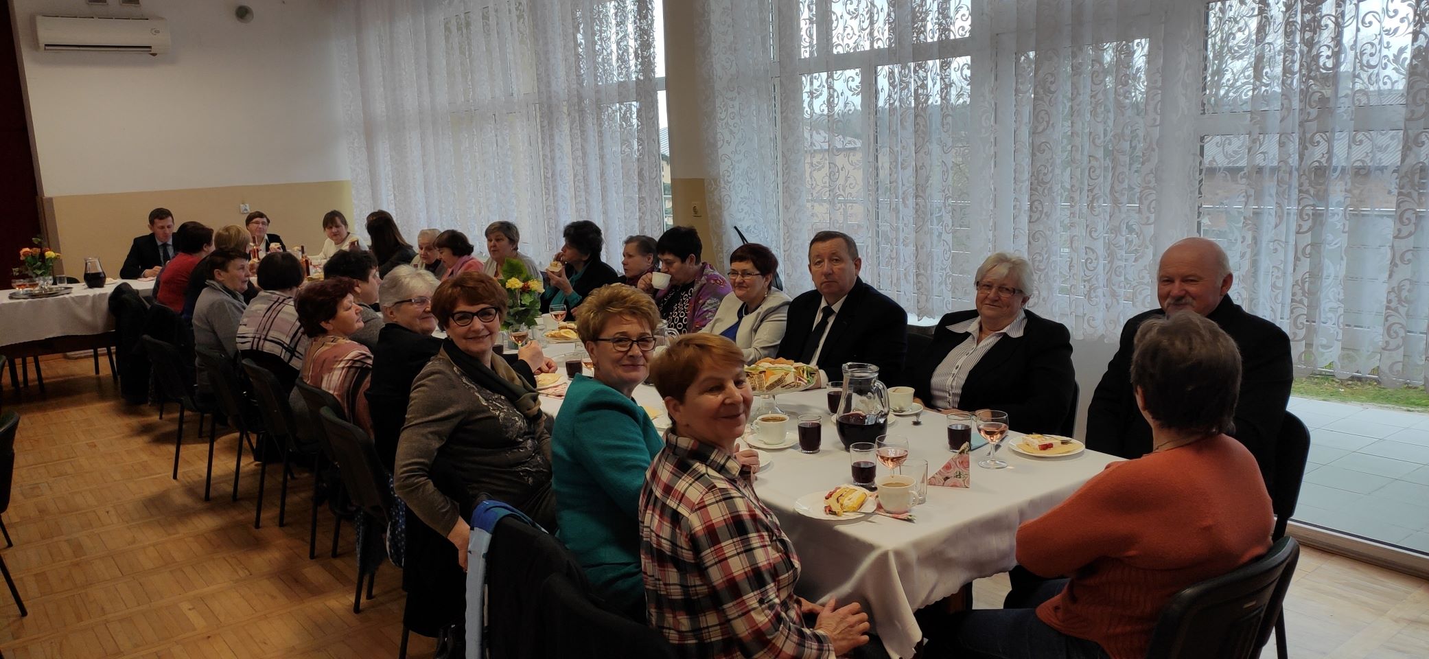 Uczestnicy spotkania siedzący przy stole