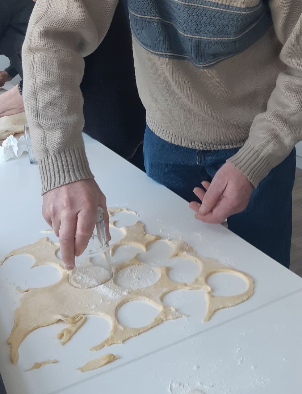 uczestnik com wyciskający formę na pierogi