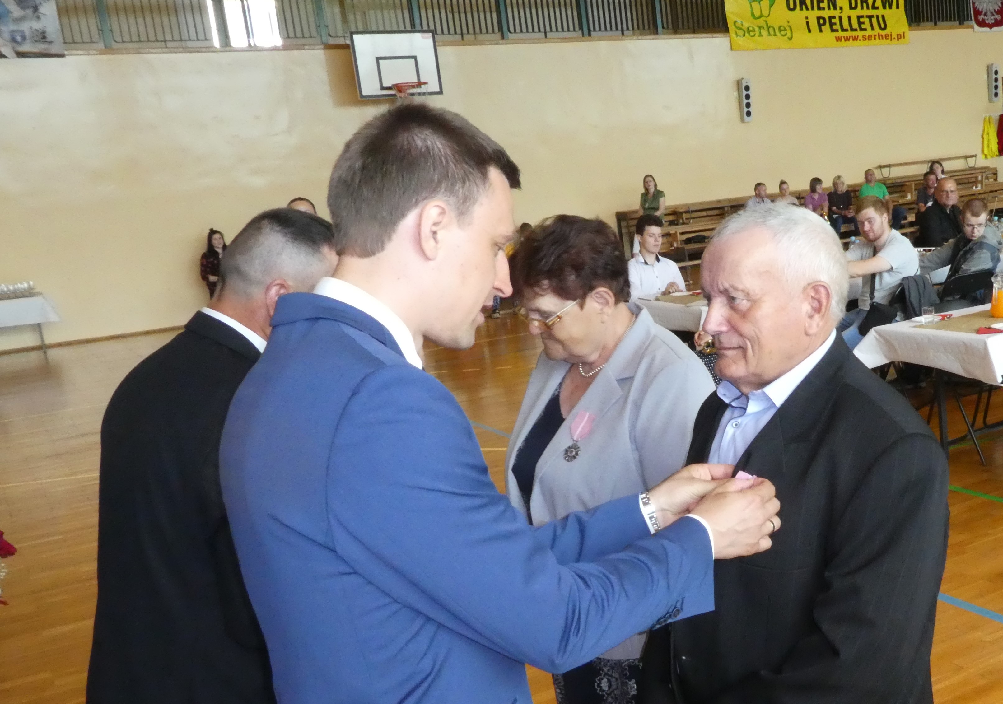 Wójt Gminy Wręcza medale Wójt Gminy Wręcza medale